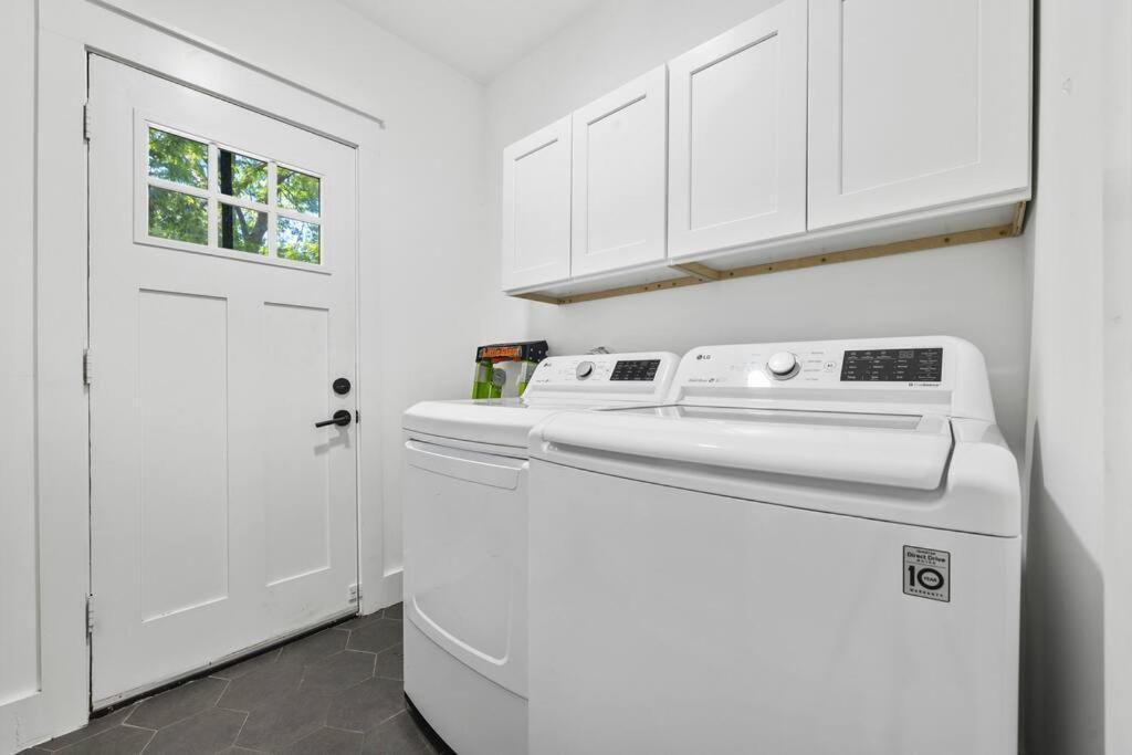Designer Home: King Beds, Luxe Bath+Free Parking! Атланта Екстер'єр фото