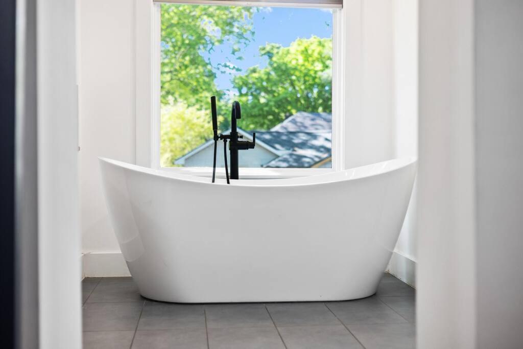 Designer Home: King Beds, Luxe Bath+Free Parking! Атланта Екстер'єр фото